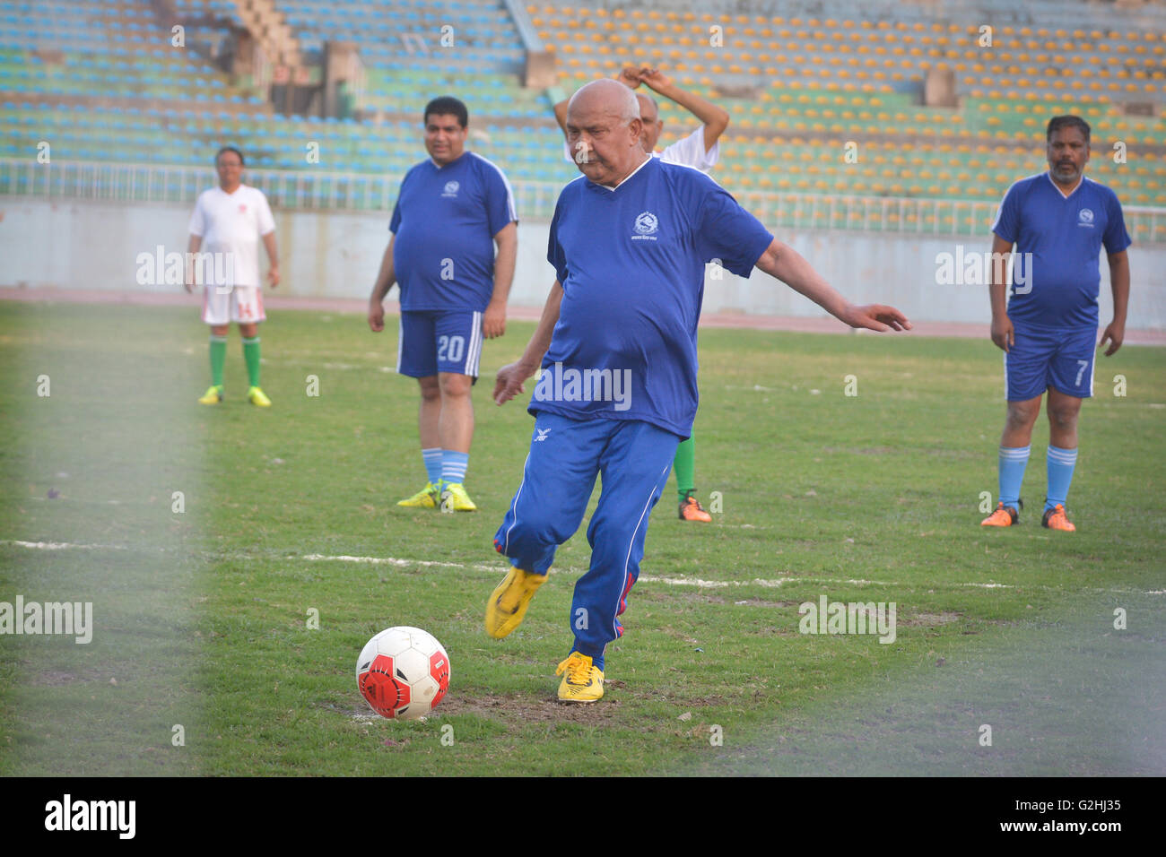 Kathmandu, Nepal. 29 Maggio, 2016. Il primo ministro KP Sharma Oli in un'azione nel corso di un cordiale incontro di calcio tra il primo ministro Team e primo segretario al Team Dasharath Stadium, Kathmandu, Nepal Credito: imagespic/Alamy Live News Foto Stock