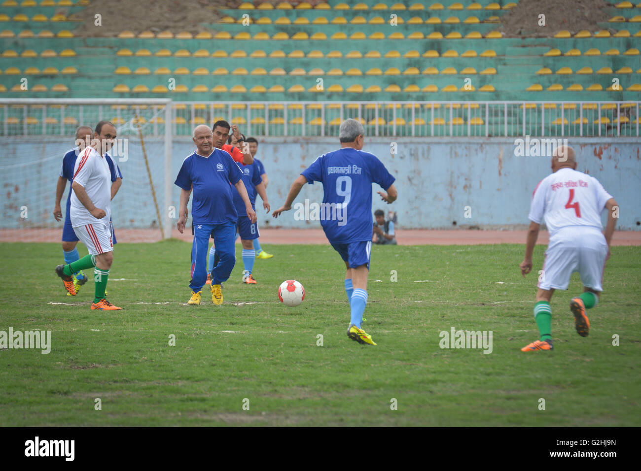 Kathmandu, Nepal. 29 Maggio, 2016. Il primo ministro KP Sharma Oli in un'azione nel corso di un cordiale incontro di calcio tra il primo ministro Team e primo segretario al Team Dasharath Stadium, Kathmandu, Nepal Credito: imagespic/Alamy Live News Foto Stock