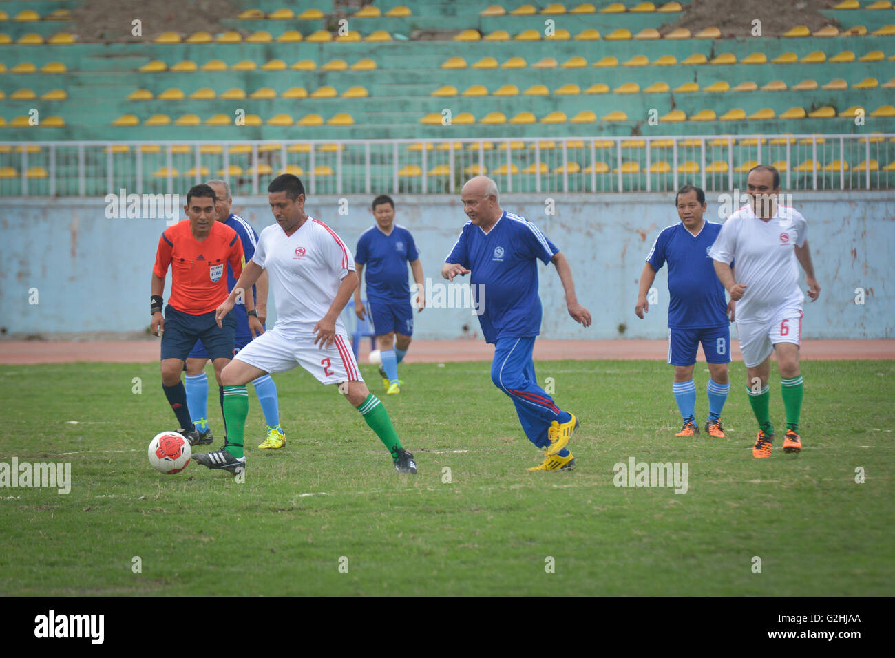 Kathmandu, Nepal. 29 Maggio, 2016. Il primo ministro KP Sharma Oli in un'azione nel corso di un cordiale incontro di calcio tra il primo ministro Team e primo segretario al Team Dasharath Stadium, Kathmandu, Nepal Credito: imagespic/Alamy Live News Foto Stock