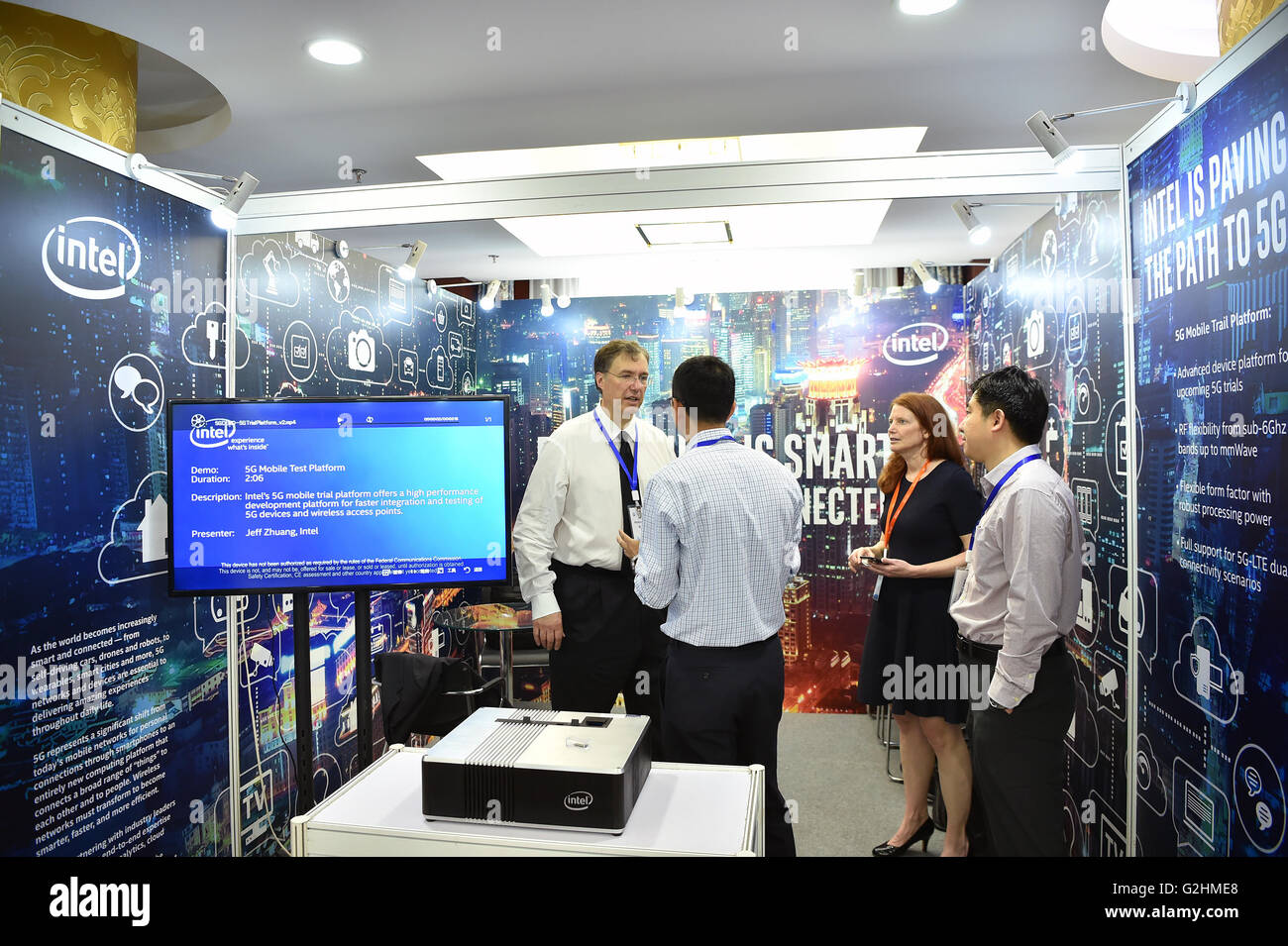 Pechino, Cina. 31 Maggio, 2016. I partecipanti di consultare presso lo stand di Intel società durante il primo Global 5G evento di Pechino, capitale della Cina, il 31 maggio 2016. Il tema dell'evento di due giorni è 'edificio 5G ecosistema tecnologico". Credito: Li Xin/Xinhua/Alamy Live News Foto Stock