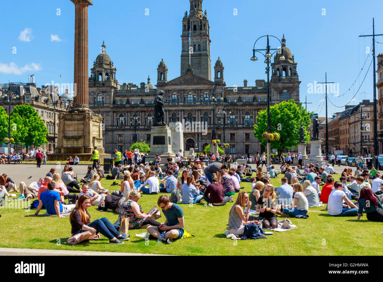 Glasgow, Scotland, Regno Unito. 31 Maggio, 2016. Gli impiegati a trarre vantaggio delle calde giornate di sole e prendere un pranzo picnic tempo pausa a George Square, Glasgow, UK Credit: Findlay/Alamy Live News Foto Stock