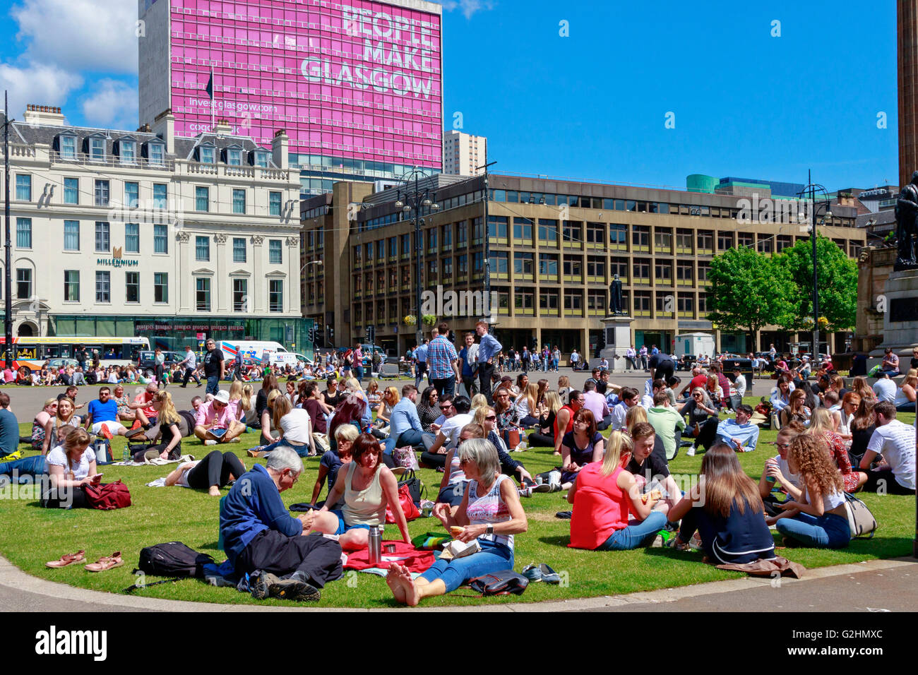 Glasgow, Scotland, Regno Unito. 31 Maggio, 2016. Gli impiegati a trarre vantaggio delle calde giornate di sole e prendere un pranzo picnic tempo pausa a George Square, Glasgow, UK Credit: Findlay/Alamy Live News Foto Stock