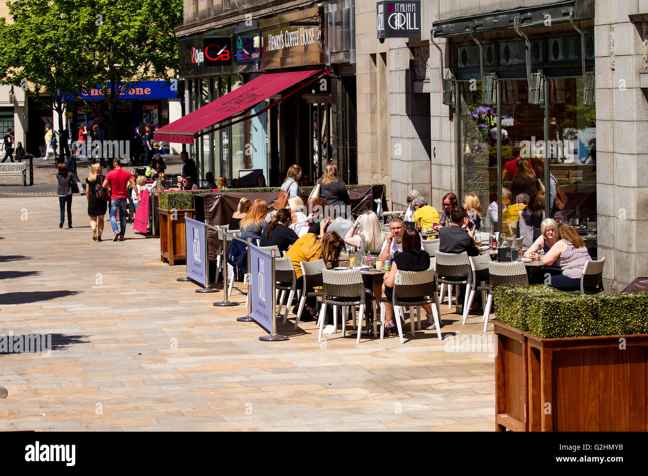 Dundee, Tayside, Scotland, Regno Unito. Il 31 maggio 2016. Meteo REGNO UNITO: A secco e luminoso giorno con alcuni fine soleggiato incantesimi. Entroterra caldo con temperature massime 21°C, tuttavia a rinfrescare il nord-est sarà brezza mantenere parti costiere di Tayside scambiatore di calore. Persone rilassarsi e cenare godendosi il caldo al di fuori di Henry's Coffee Shop Italiano ed il ristorante Grill in Dundee questo pomeriggio. Credito: Dundee fotografico / Alamy Live News Foto Stock