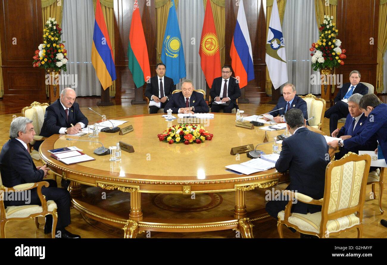 Astana (Kazakhstan). 31 Maggio, 2016. I leader di Stati membri dell'ex Unione Sovietica durante l'Unione Economica Eurasiatica vertice annuale Consiglio Supremo incontro Maggio 31, 2016 in Astana (Kazakhstan). Da sinistra: il presidente armeno Serzh Sarkissian, il Presidente bielorusso Alexander Lukashenko, Kazakistan il presidente Nursultan Nazarbayev, presidente della Russia Vladimir Putin, il Kirghizistan Presidente Almazbek Atambayev e presidente di Economica Eurasiatica Commissione Tigran Sarkisian. Credito: Planetpix/Alamy Live News Foto Stock