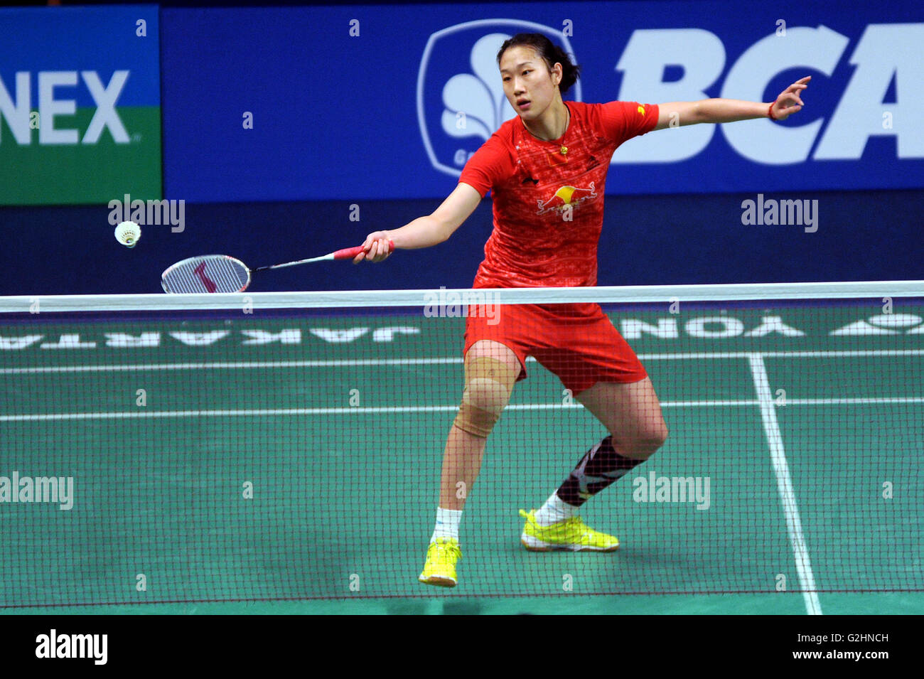 31 maggio 2016 - Jakarta, Indonesia - JAKARTA, Indonesia - 31 maggio : Sun Yu della Cina colpisce un ritorno contro Ratchanok Inthanon della Thailandia durante il singolare femminile in Indonesia Open 2016 a Jakarta, Indonesia il 31 maggio 2016. (Credito Immagine: © Sijori immagini via ZUMA filo) Foto Stock