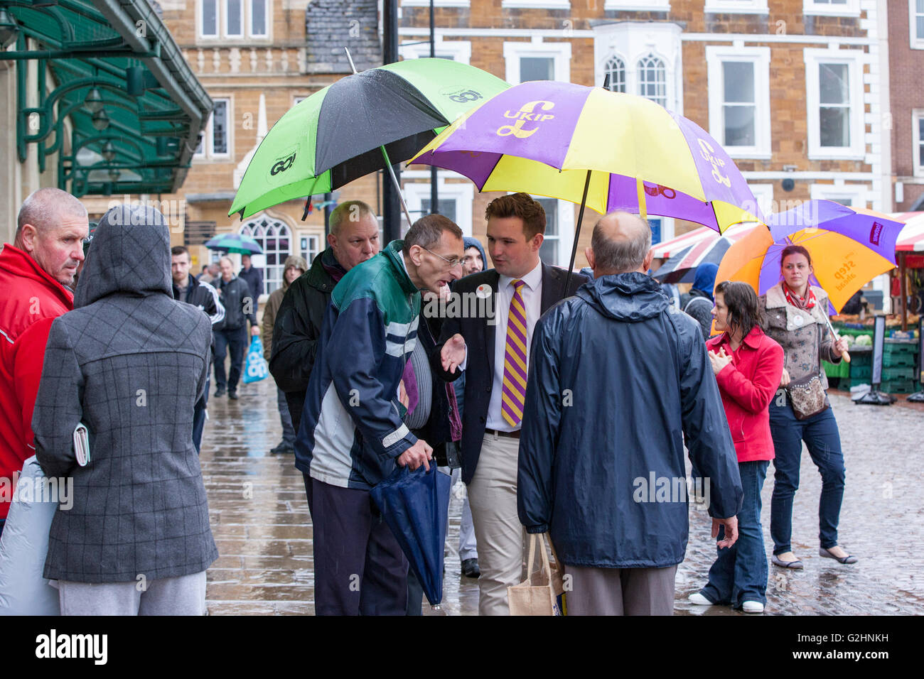 Northampton, Regno Unito Il 31 maggio 2016. Uomo politico maturo Nigel Farage è stato impostato per affrontare gli elettori e del tamburo di supporto fino a lasciare l'UE nella piazza del mercato, Northampton questo pomeriggio al 1430 ma non è riuscita a mostrare, vi è stata una dimostrazione contro Nigel e UKIP che ha causato qualche tafferugli. Credito: Keith J Smith./Alamy Live News Foto Stock