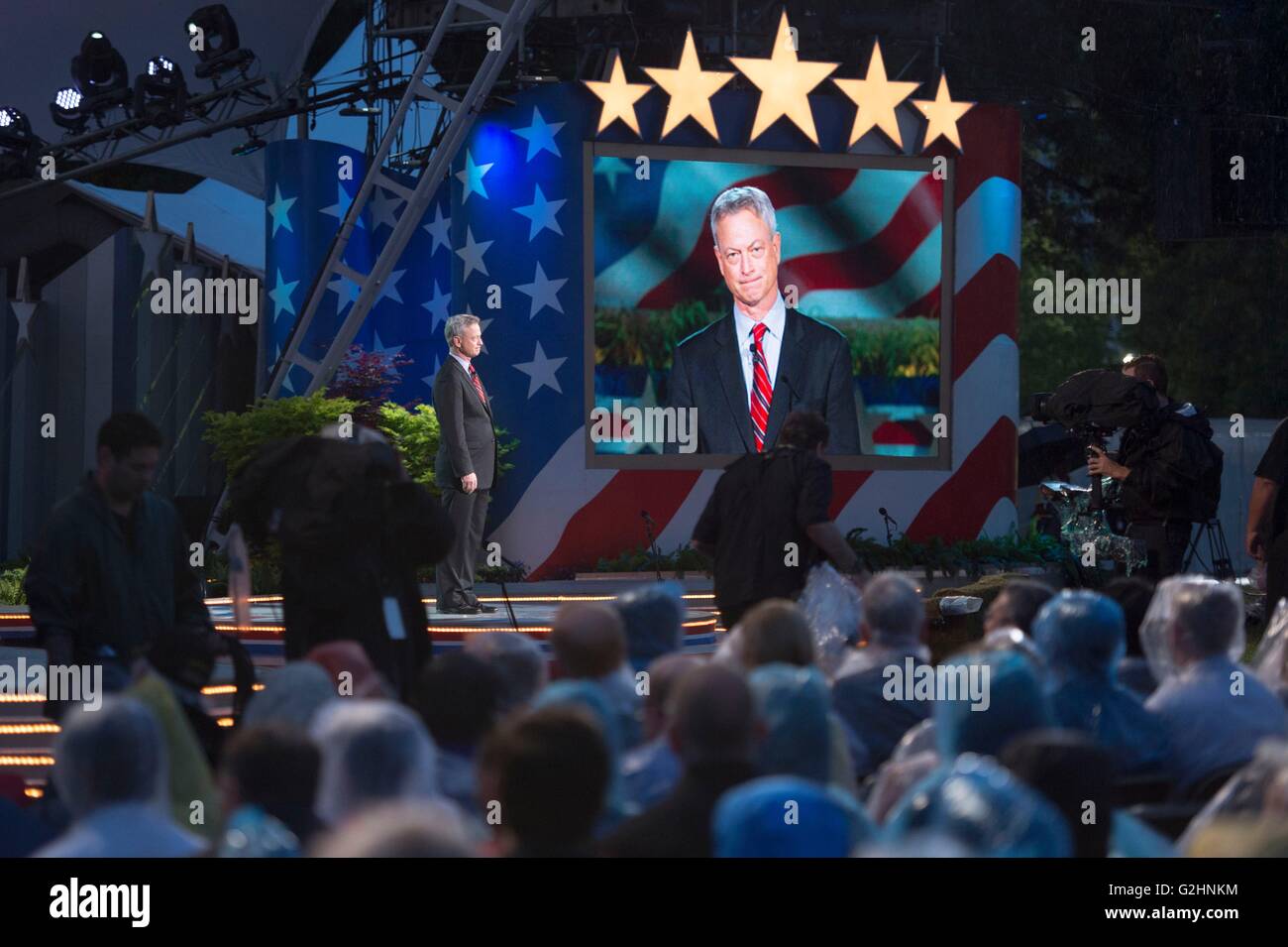 Attore Gary Sinise ospitare il Monumento Nazionale di Concerto per il giorno 29 Maggio 2016 a Washington, D.C. Foto Stock