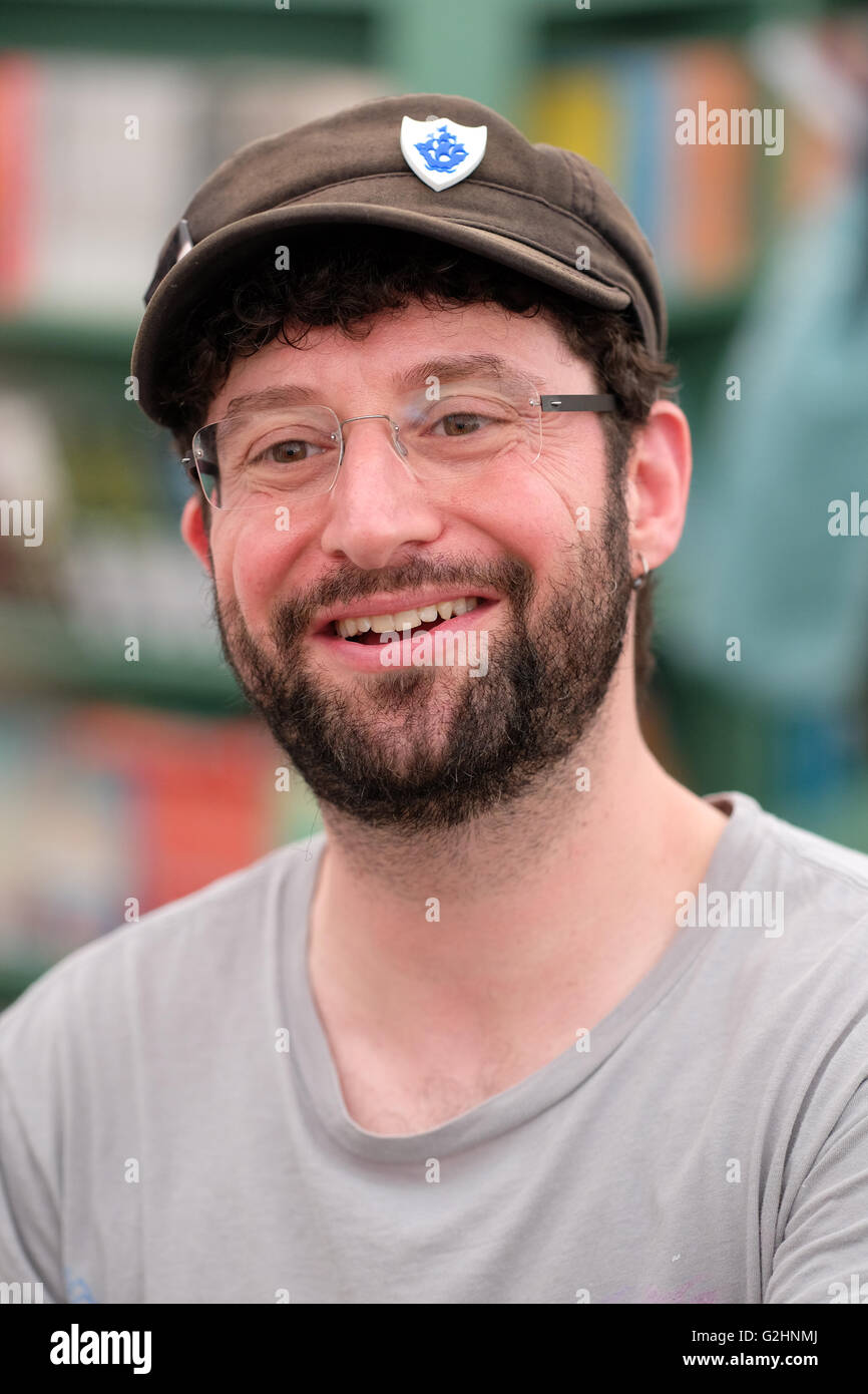 Festival di fieno, Wales, Regno Unito - Maggio 2016 - Bambini Autore Andy Stanton presso il Festival di fieno per parlare del suo Signor Gum libri. Foto Stock