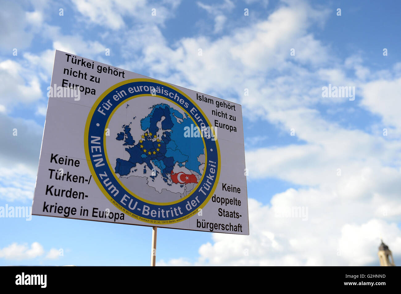 Un partecipante con in mano una lettura del segno "Türkei gehört nicht zu Europa Islam gehört nichtzu Europa, Keine Türken/Kurdenkriege in Europa, keine doppelte Staatsbürgerschaft' (lit. La Turchia non fa parte dell'Europa, l'Islam non è parte dell'Europa, nessun Bagno turco/guerre curda in Euirope, senza doppia cittadinanza") durante una dimostrazione della islamophobe Pegida circolazione a Dresda (Germania), 30 maggio 2016. Foto: ARNO BURGI/dpa Foto Stock