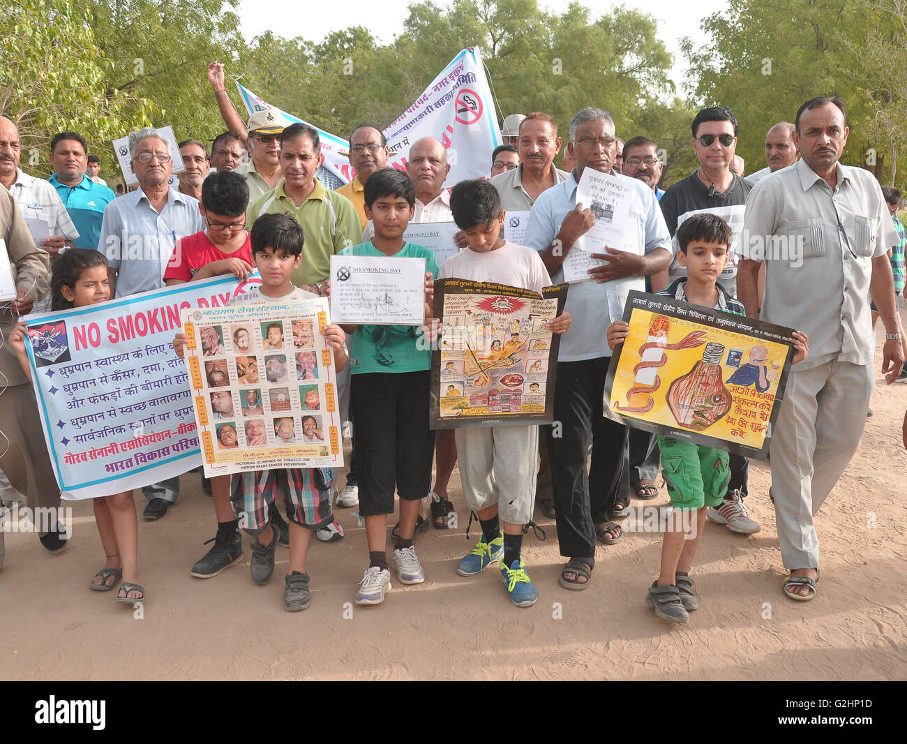 Bikaner, India. 31 Maggio, 2016. In pensione del personale dell'esercito e membri di Bharat Vikas Parishad prendere parte a una campagna di sensibilizzazione "celebra la Giornata Mondiale senza tabacco" in Bikaner. © Dinesh Gupta/Pacific Press/Alamy Live News Foto Stock