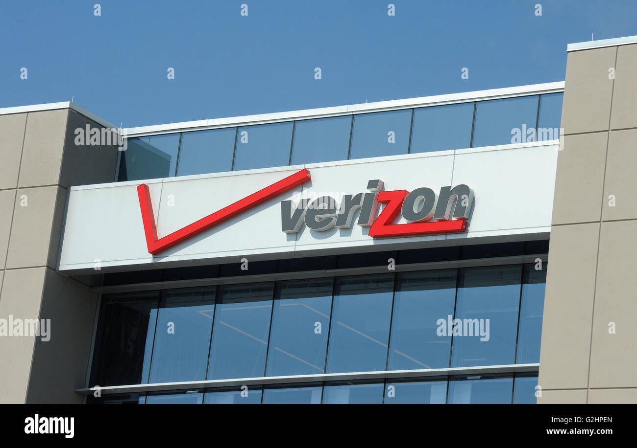 31 maggio 2016 - Heathrow, Florida, Stati Uniti - una finanza Verizon Center è visto in Heathrow, Florida il 31 maggio 2016. Quasi 40.000 Verizon per i lavoratori che sono in sciopero per quasi sette settimane sono pianificati per il ritorno al lavoro il 1 giugno 2016, tre giorni dopo la loro unione raggiungendo un accordo di massima su un nuovo contratto che prevede il 10,9% aumenti salariali per quattro anni e 1300 nuovo call center di posti di lavoro. Credito: Paul Hennessy/Alamy Live News Foto Stock