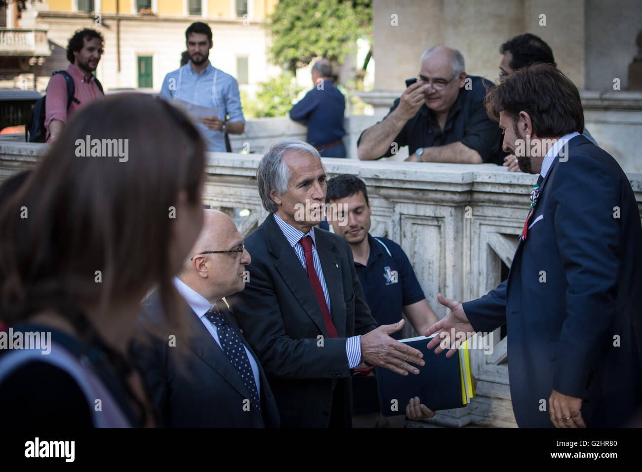 Alessandro Rindolfi (R) e Giovanni Malag (L) strette di mano durante la riunione del 2024 del comitato olimpico e architetti di Roma. Ordine degli architetti PPC di Roma e provincia e il comitato di Roma discutere le 2024 Olimpiadi e Paraolimpiadi invernali come un opportunità di ridisegnare la città, durante l'evento di formazione "Le Olimpiadi e le Paraolimpiadi invernali come il rinnovamento urbano opportunità." Dopo i saluti di Alessandro Ridolfi presidente dell'Ordine degli architetti PPC di Roma e provincia, Luca Cordero di Montezemolo Presidente di Roma 2024 Comitato parlare per la visione delle Olimpiadi e Luca Pancalli Vice Presid Foto Stock