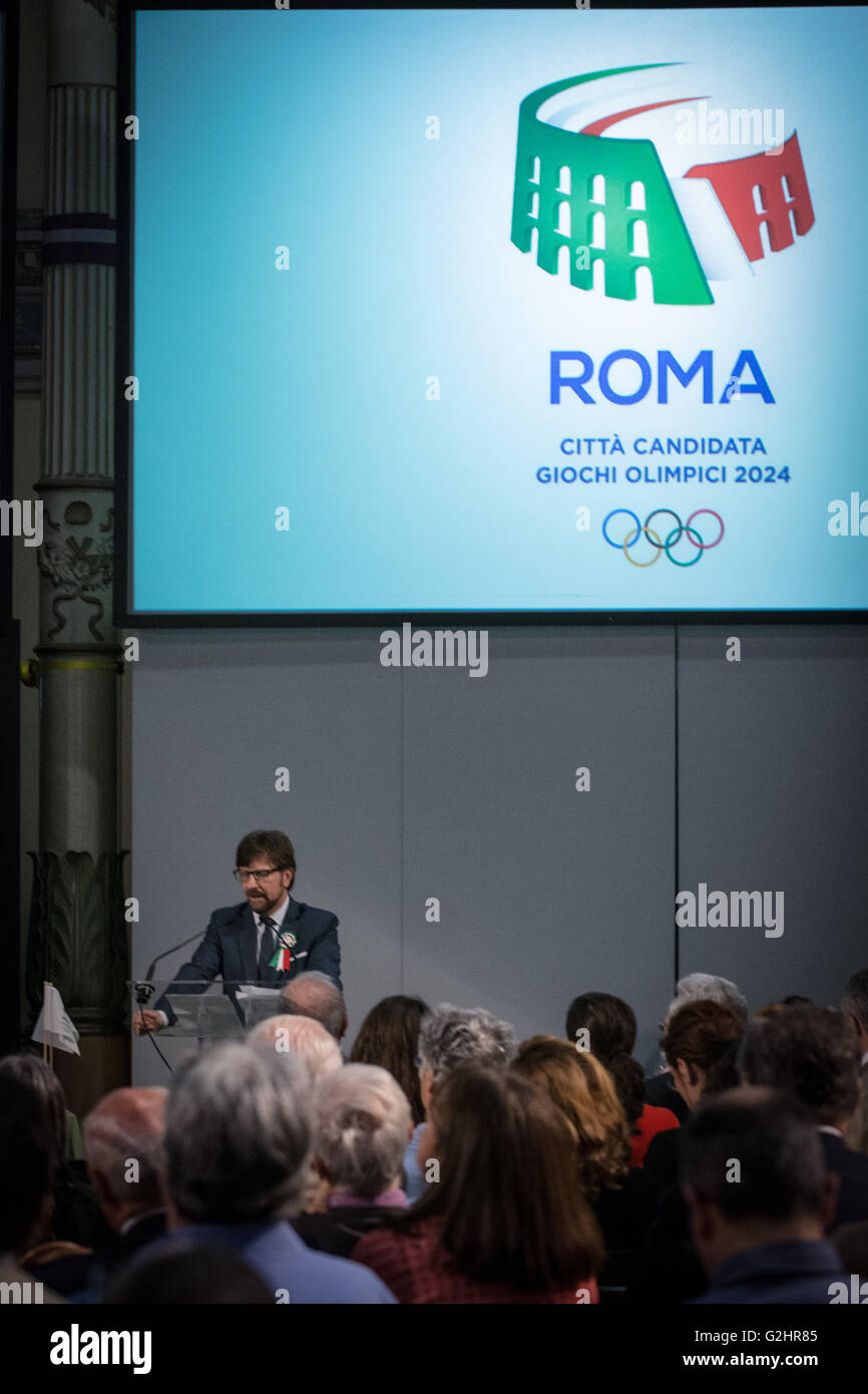 Alessandro Ridolfi, presidente dell'Ordine degli Architetti di Roma e provincia durante la riunione del 2024 del comitato olimpico e architetti di Roma. Ordine degli architetti PPC di Roma e provincia e il comitato di Roma discutere le 2024 Olimpiadi e Paraolimpiadi invernali come un opportunità di ridisegnare la città, durante l'evento di formazione "Le Olimpiadi e le Paraolimpiadi invernali come il rinnovamento urbano opportunità." Dopo i saluti di Alessandro Ridolfi presidente dell'Ordine degli architetti PPC di Roma e provincia, Luca Cordero di Montezemolo Presidente di Roma 2024 Comitato parlare per la visione delle Olimpiadi e Luca Foto Stock