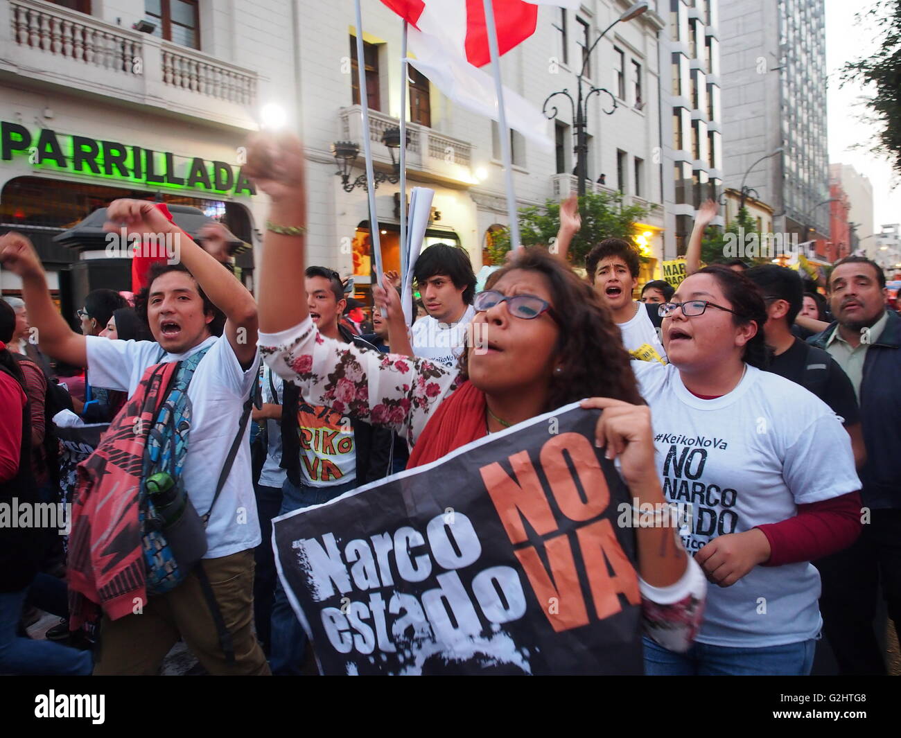 Lima, Perù. 31 Maggio, 2016. Solo 5 giorni prima il ballottaggio delle elezioni generali; decine di migliaia di persone hanno marciato per le strade della capitale contro la candidatura di Keiko Fujimori. Dimostranti portavano striscioni con slogan quali "Keiko non va' e 'No al narco-stato" Credito: Carlos García Granthon/Alamy Live News Foto Stock