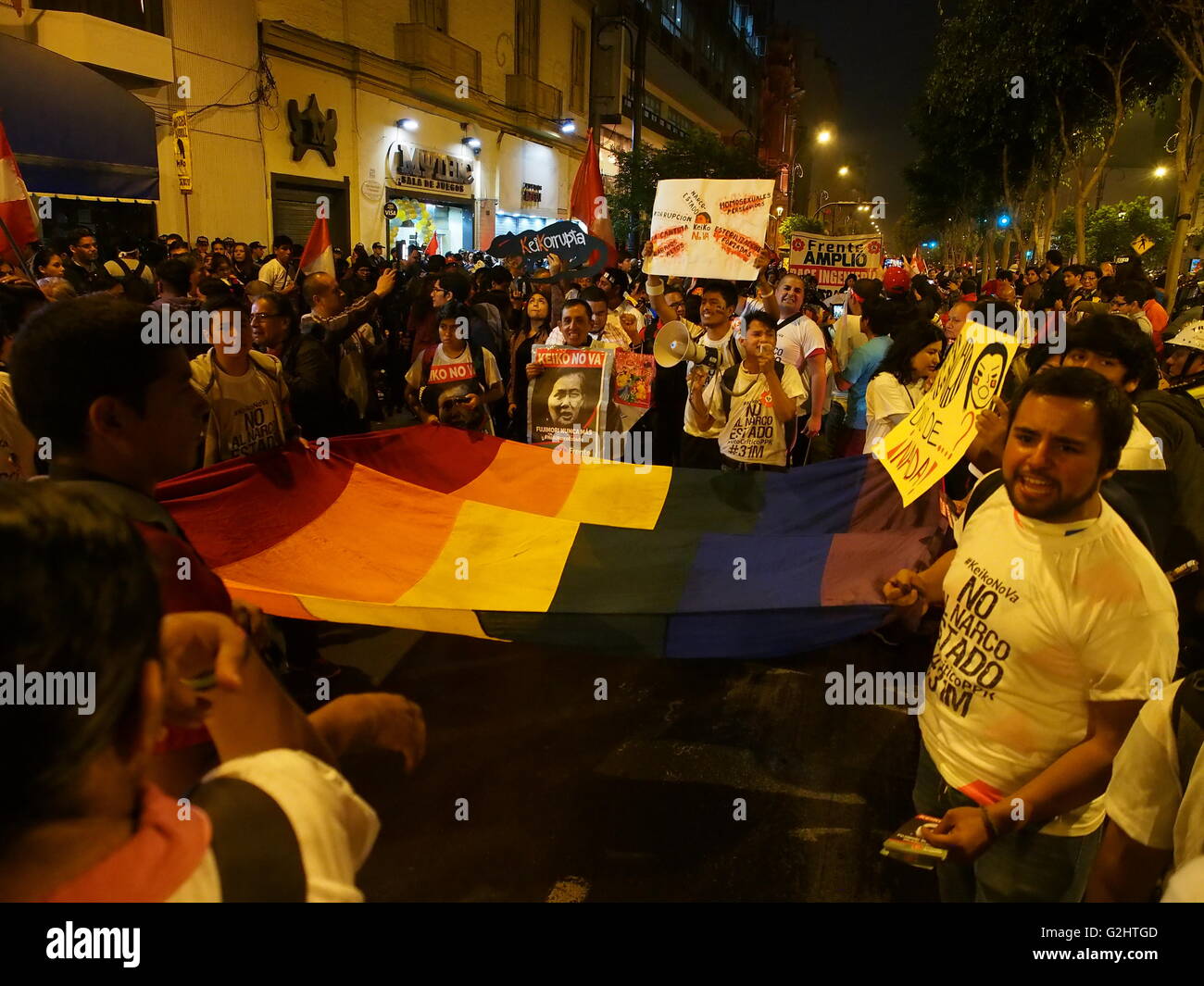 Lima, Perù. 31 Maggio, 2016. Solo 5 giorni prima il ballottaggio delle elezioni generali; decine di migliaia di persone hanno marciato per le strade della capitale contro la candidatura di Keiko Fujimori. Dimostranti portavano striscioni con slogan quali "Keiko non va' e 'No al narco-stato" Credito: Carlos García Granthon/Alamy Live News Foto Stock