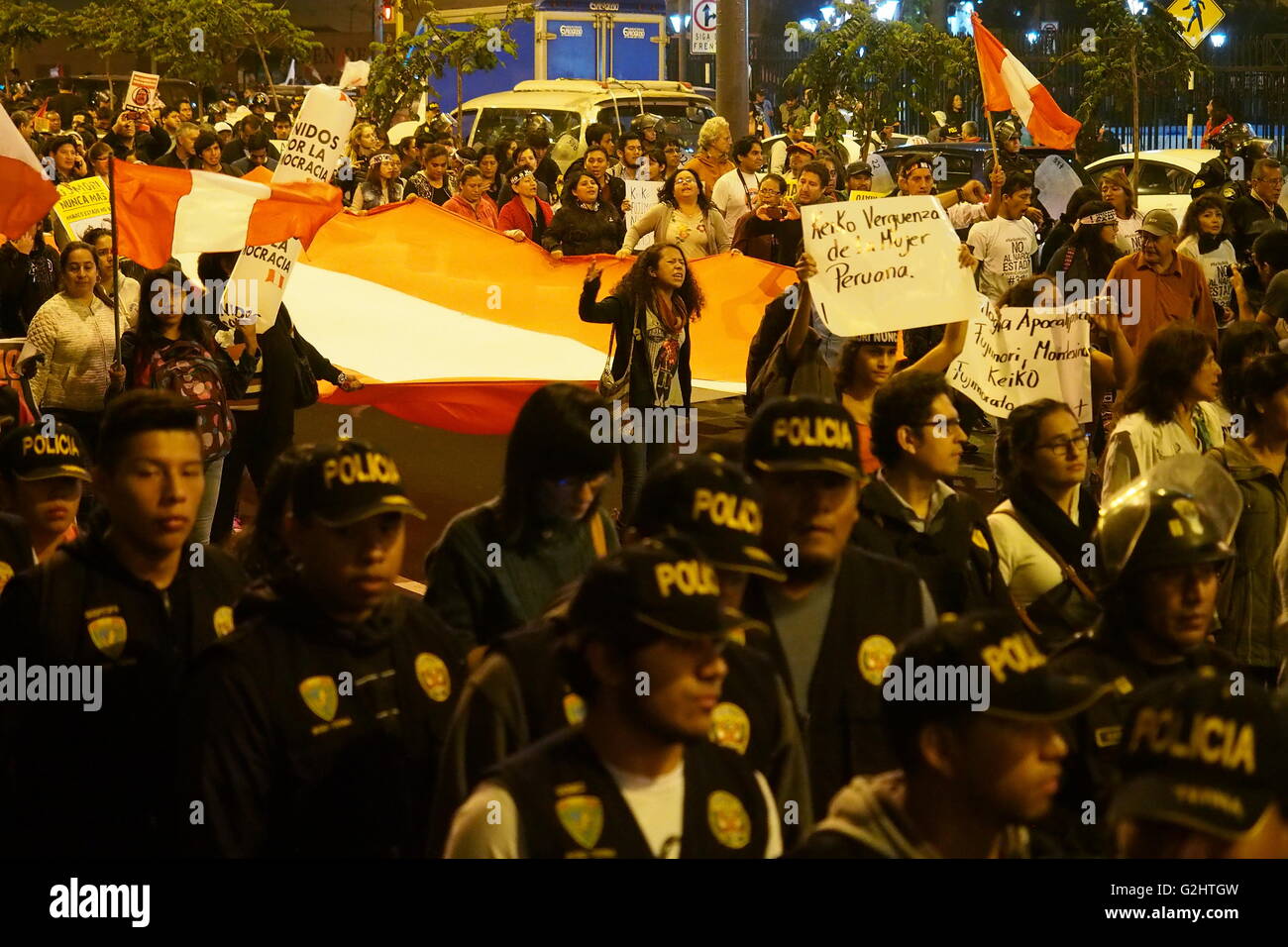 Lima, Perù. 31 Maggio, 2016. Solo 5 giorni prima il ballottaggio delle elezioni generali; decine di migliaia di persone hanno marciato per le strade della capitale contro la candidatura di Keiko Fujimori. Dimostranti portavano striscioni con slogan quali "Keiko non va' e 'No al narco-stato" Credito: Carlos García Granthon/Alamy Live News Foto Stock