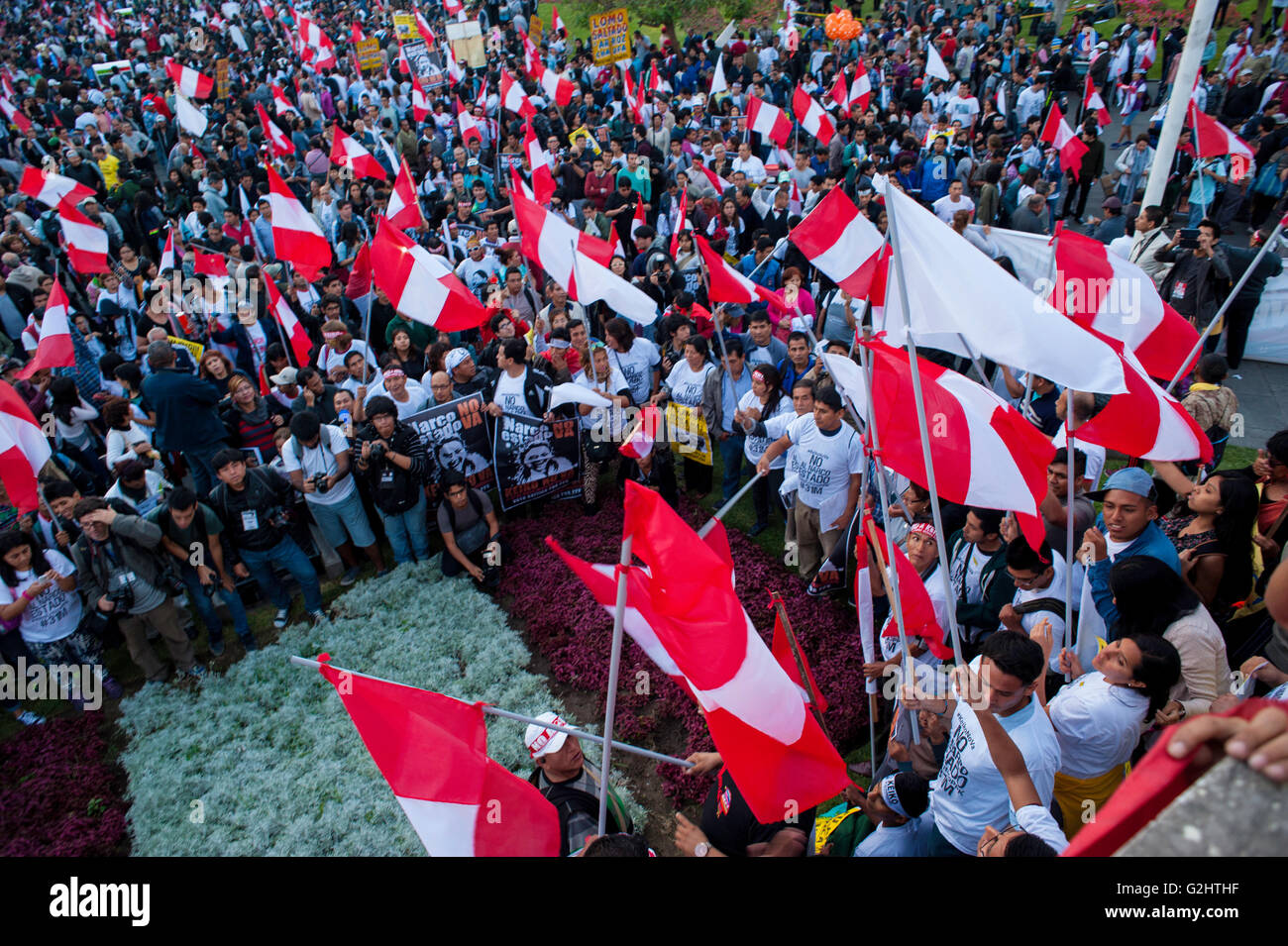 Migliaia di peruviani marciare nuovamente contro Fujimori al regime. E sua figlia candidato per le elezioni presidenziali. Foto Stock