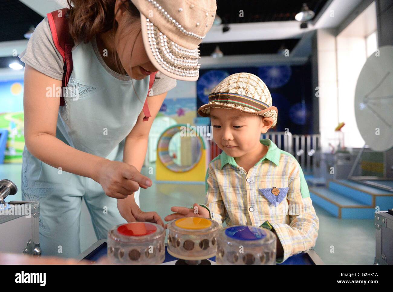 Harbin, la Cina della Provincia di Heilongjiang. Il 1 giugno, 2016. Una donna e suo figlio di visitare il palazzo della scienza a Harbin, capitale del nord-est della Cina di Provincia di Heilongjiang, Giugno 1, 2016. Le varie attività si sono tenute in tutta la Cina per celebrare celebra la Giornata Internazionale dell'infanzia, che cade il mercoledì di quest'anno. © Wang Kai/Xinhua/Alamy Live News Foto Stock