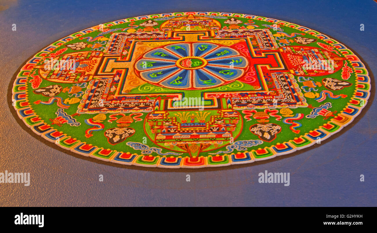 La Tara Verde Mandala, creato da monaci dalla miscelazione metodicamente arcobaleno colorato di granelli di sabbia su intricate design circolare Foto Stock