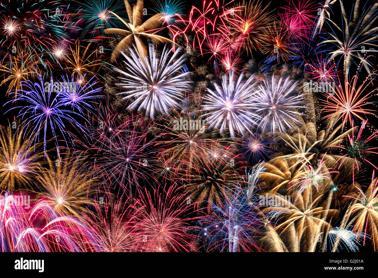 Una compilation o collage di differenti fuochi d'artificio scoppio nel cielo notturno, isolato su sfondo nero in alta risoluzione Foto Stock