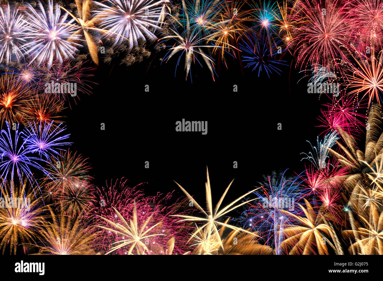 Una variopinta cornice di fuochi d'artificio su uno sfondo nero con copia spazio. Foto Stock