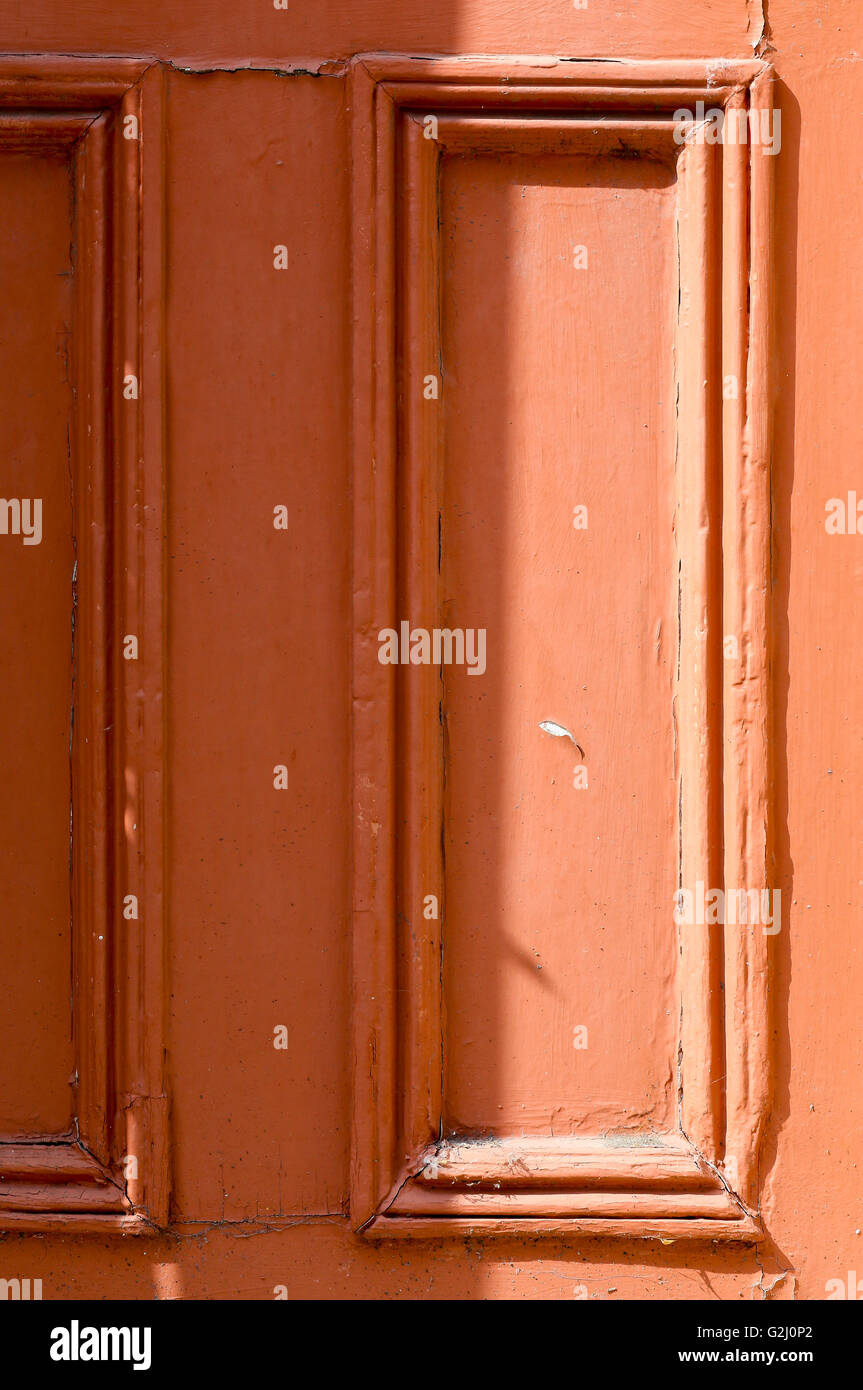 Weathered verniciato arancio porta in legno grunge texture e sfondi Foto Stock