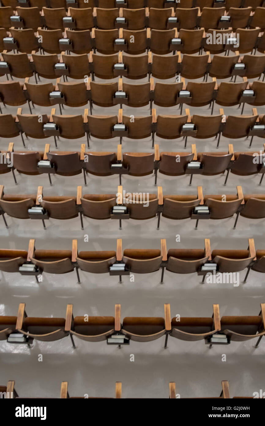 Legni antichi Auditorium sedi sopra vista da dietro nella vecchia cappella Foto Stock