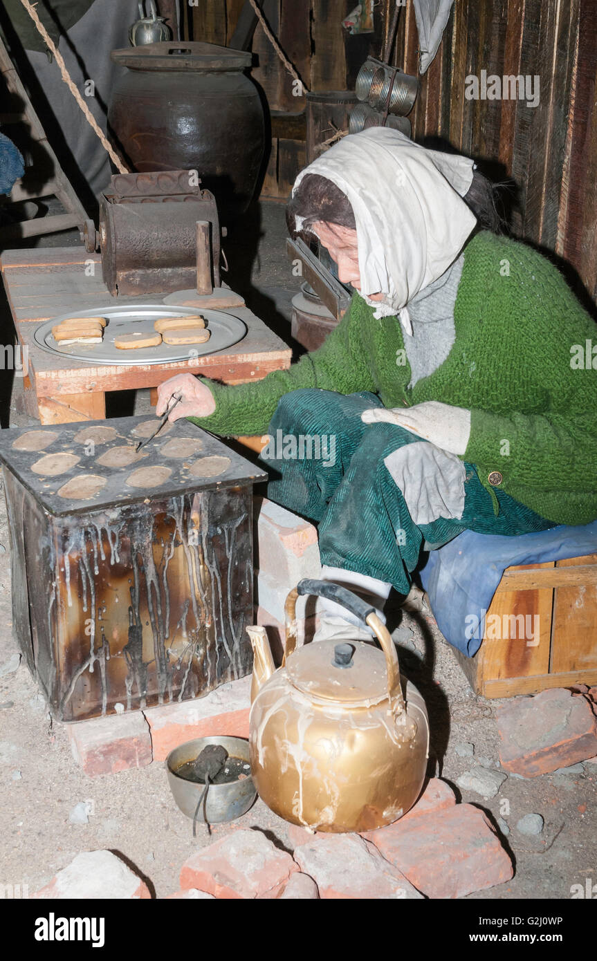 Diorama della famiglia durante la Guerra di Corea, il Memoriale di guerra di Corea, Jeonjaeng ginyeomgwan, Yongsan-dong di Seoul, Corea del Sud Foto Stock