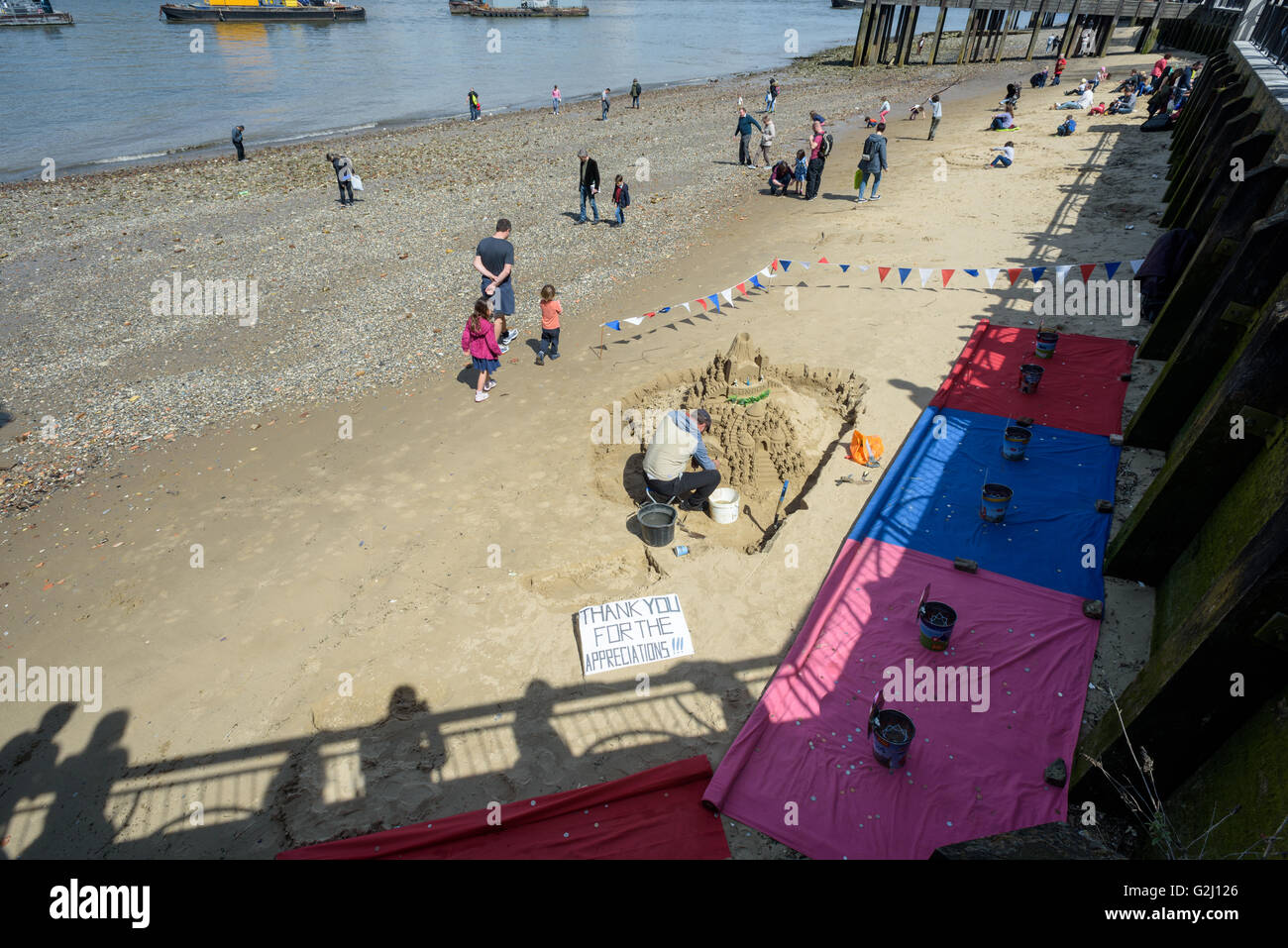 Uno scultore di sabbia sul lavoro La creazione di sculture per donazioni sulla spiaggia di sabbia di fiume Tamigi a Londra nel maggio 2016 Foto Stock