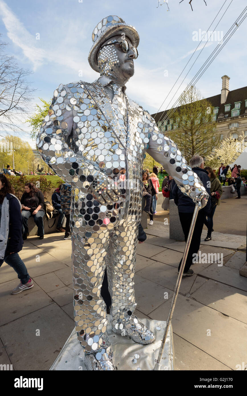 Verniciato argento statua artista intrattenere i turisti sulle rive del fiume Tamigi a Londra Foto Stock