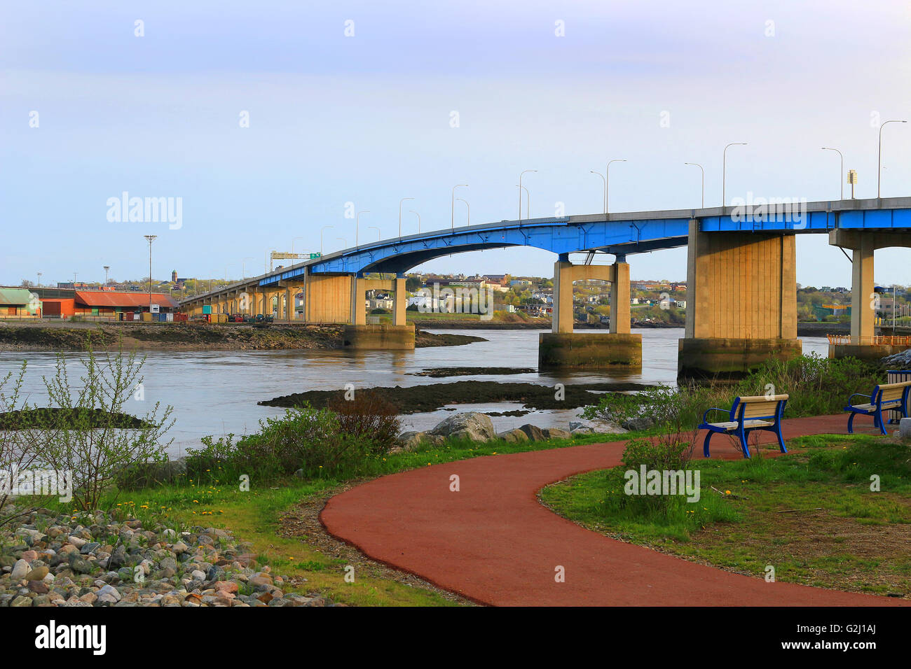 Ponte sulla Baia di Fundy in Saint John New Brunswick, Canada al tramonto Foto Stock