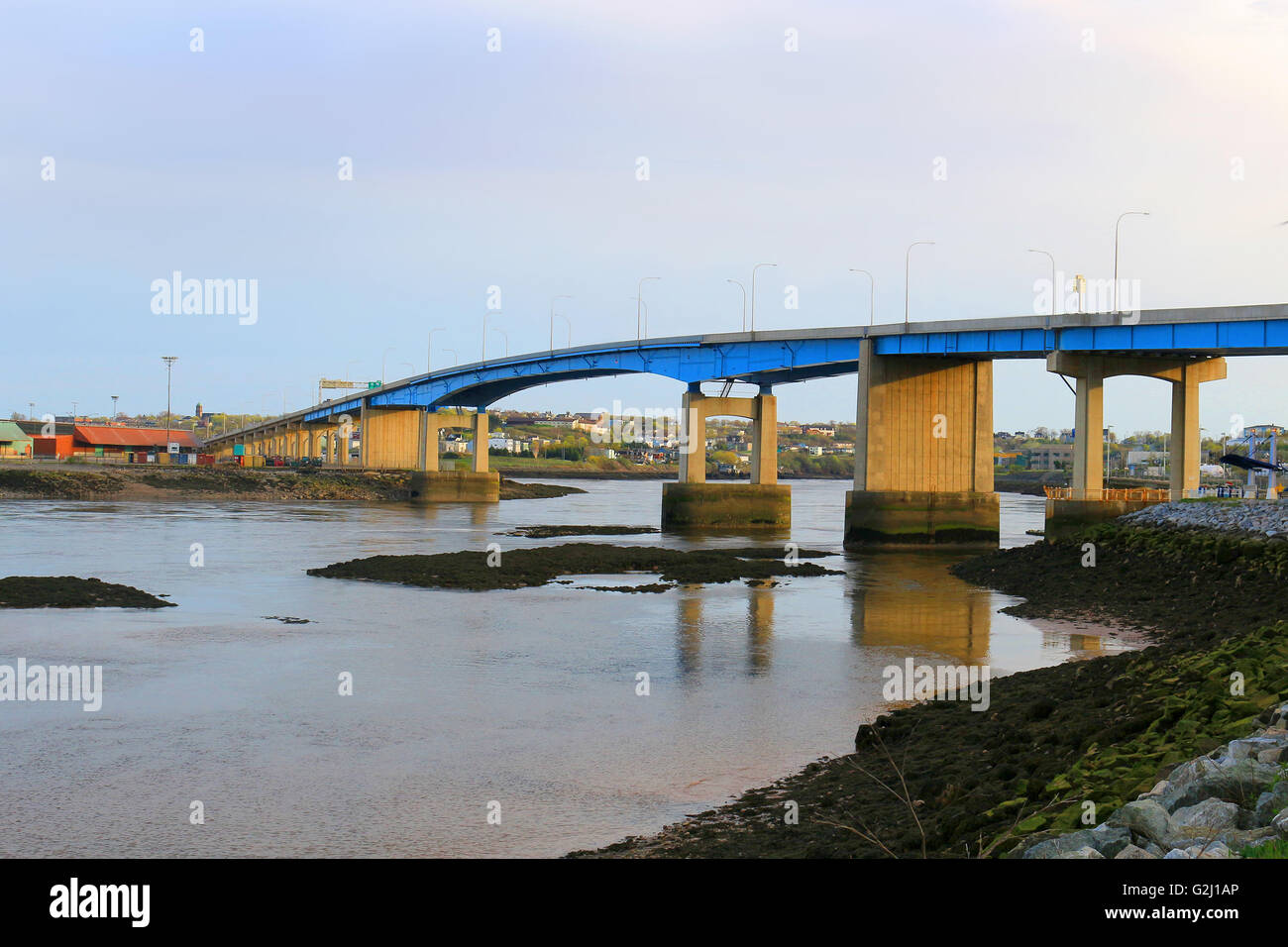 Ponte sulla Baia di Fundy in Saint John New Brunswick, Canada al tramonto Foto Stock