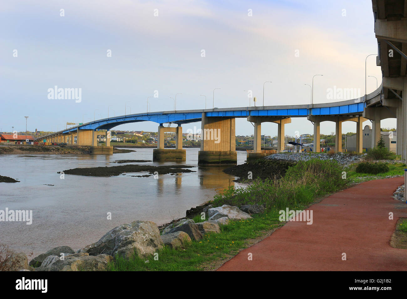 Ponte sulla Baia di Fundy in Saint John New Brunswick, Canada al tramonto Foto Stock