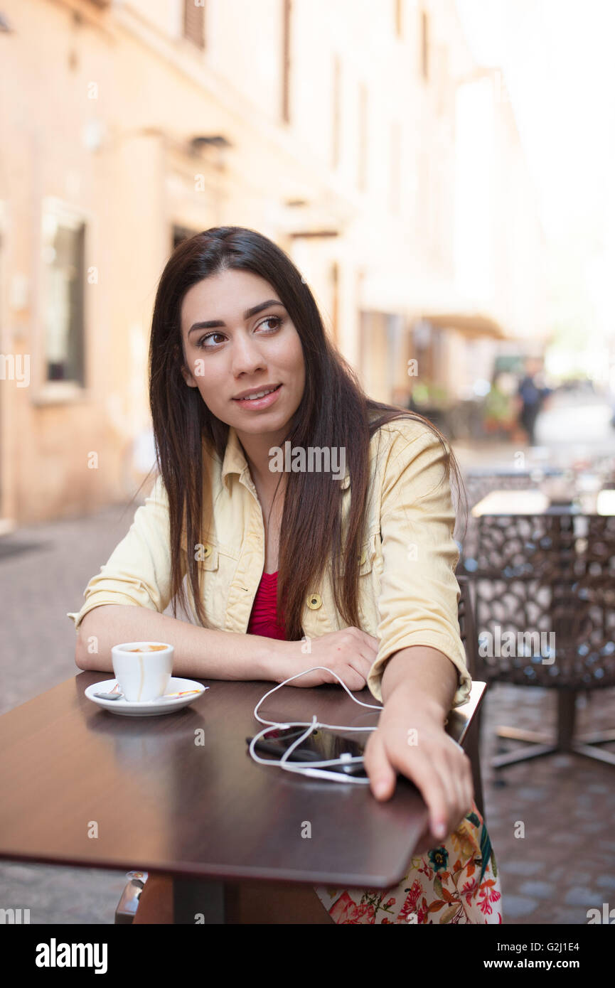 Giovane bella donna seduta nel caffè bar rilassante durante una pausa Foto Stock
