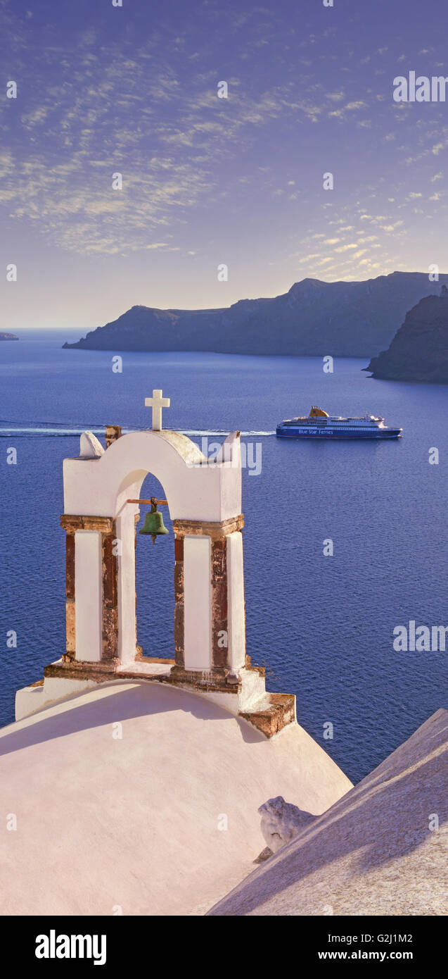 La torre campanaria della chiesa Anastasi affacciato sul Mar Egeo, che si trova sulla scogliera rocciosa del villaggio di Oia nell isola di Santorini, CICLADI Foto Stock