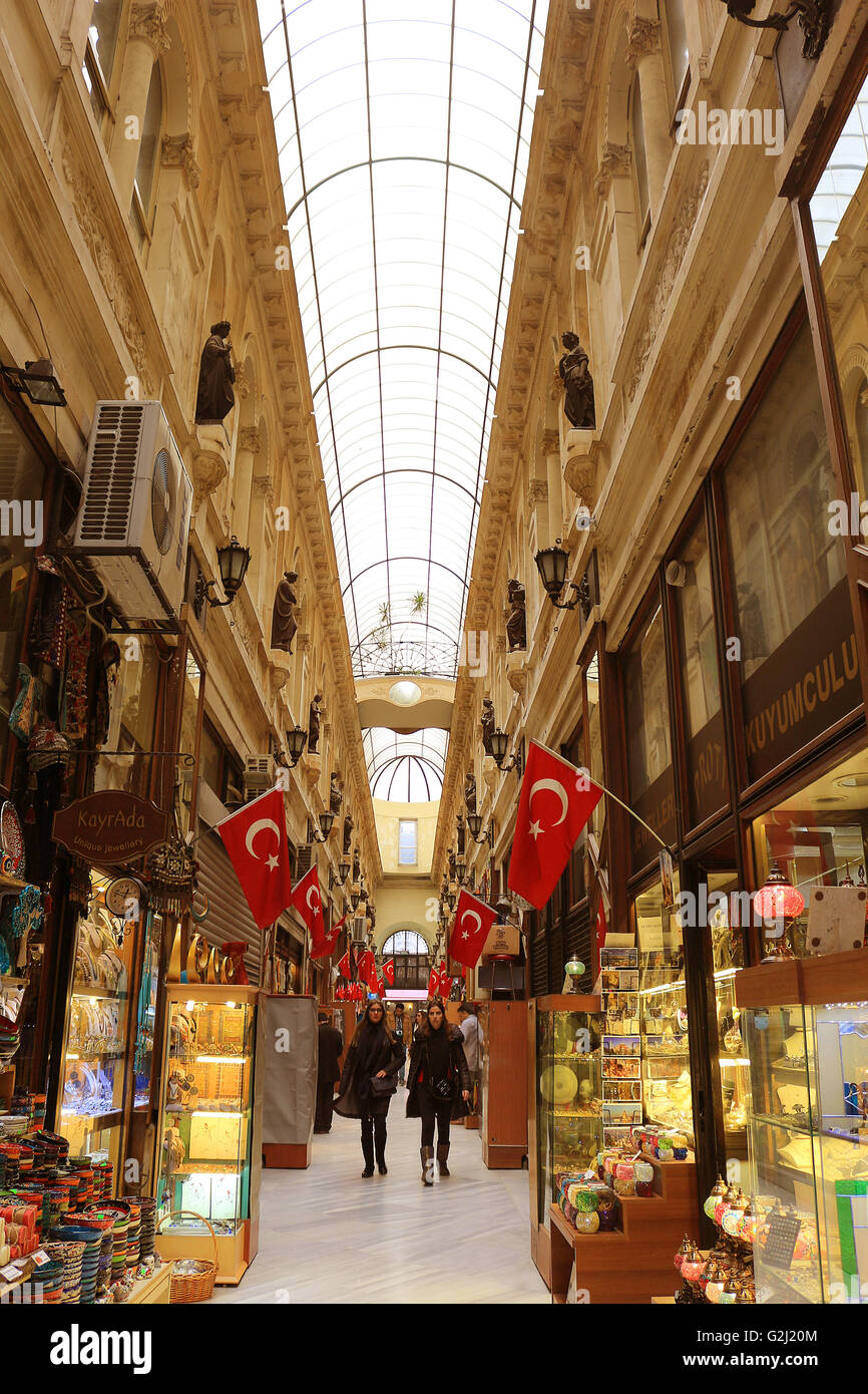 ISTANBUL, Turchia - 17 febbraio 2016: galleria di negozi con le persone su una strada laterale lungo Istiklal Caddesi in Taksim, Beyoglu Foto Stock