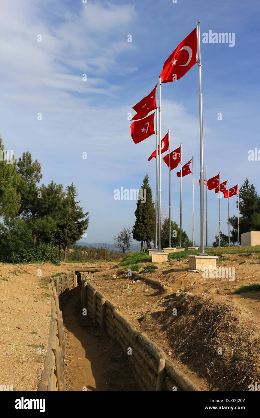 Trincee in Gallipoli Turchia usato nella prima guerra mondiale con turco sventolando bandiere Foto Stock