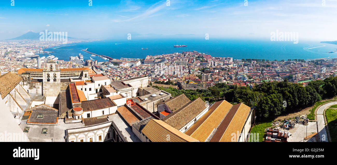 Vista panoramica della città di Napoli, Golfo di Napoli e il Vesuvio sullo sfondo la Campania e Provincia, Italia Foto Stock