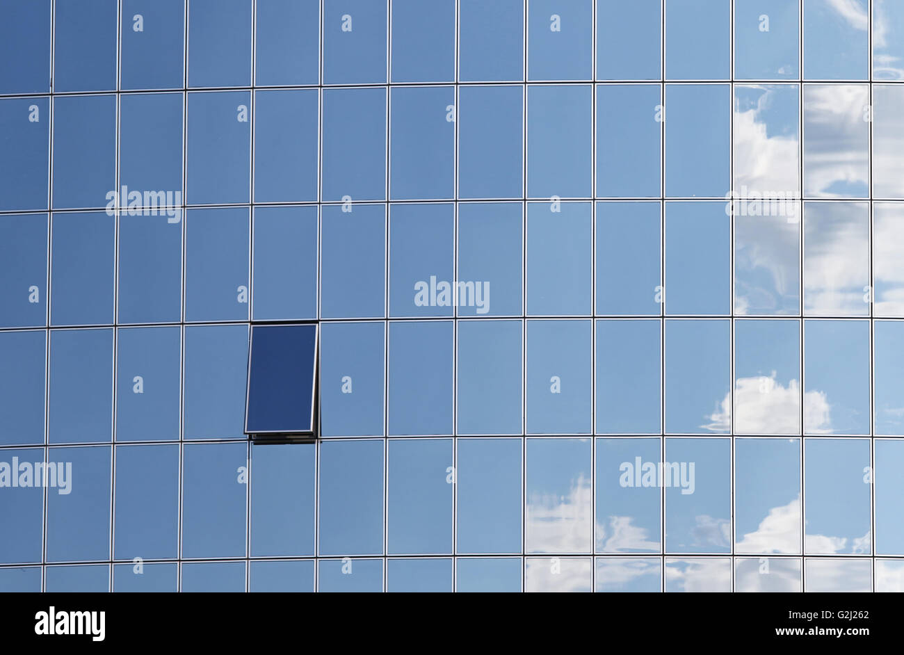 Il cielo si riflette in Windows del moderno edificio per uffici Foto Stock