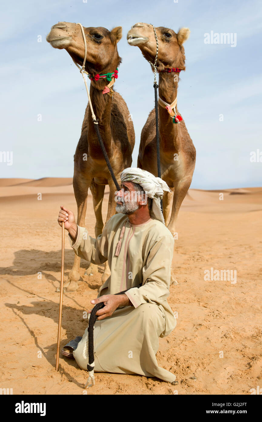 Camel trainer con due cammelli i dessert. Abu Dhabi Foto Stock