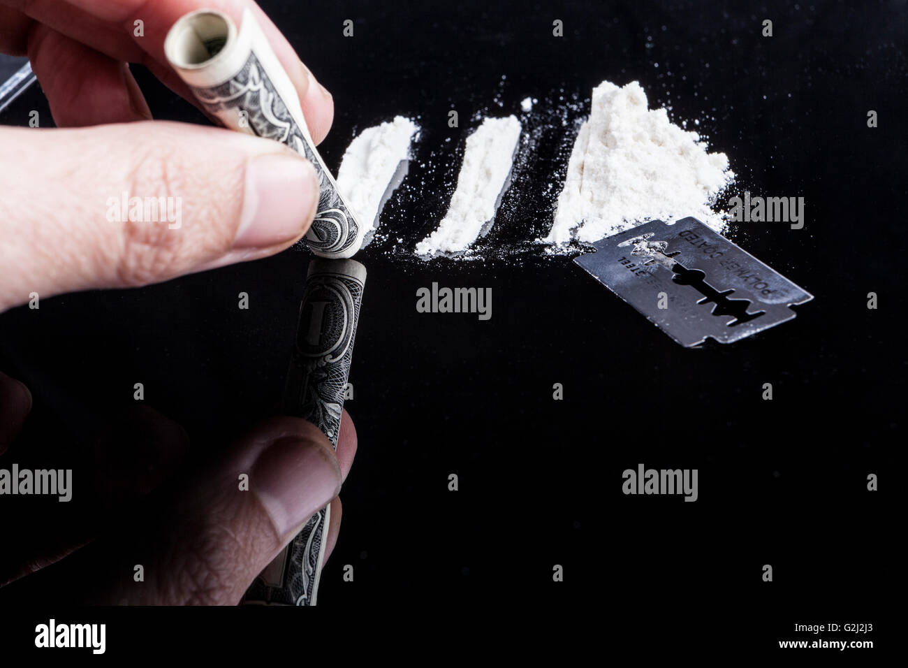 Bianco in polvere del farmaco con la lama di un rasoio un dollaro banconota Foto Stock