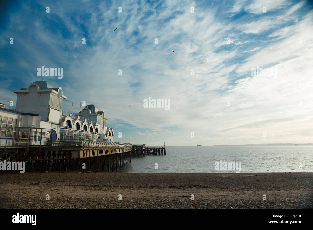 Molo di Portsmouth con linee suggestive verso l'orizzonte del mare. Cieli blu con alcune nuvole. Foto Stock