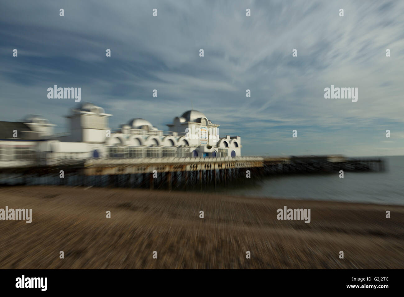 Portsmouth Pier, foto scattata con zoom per ottenere l'effetto sfocato. Foto Stock