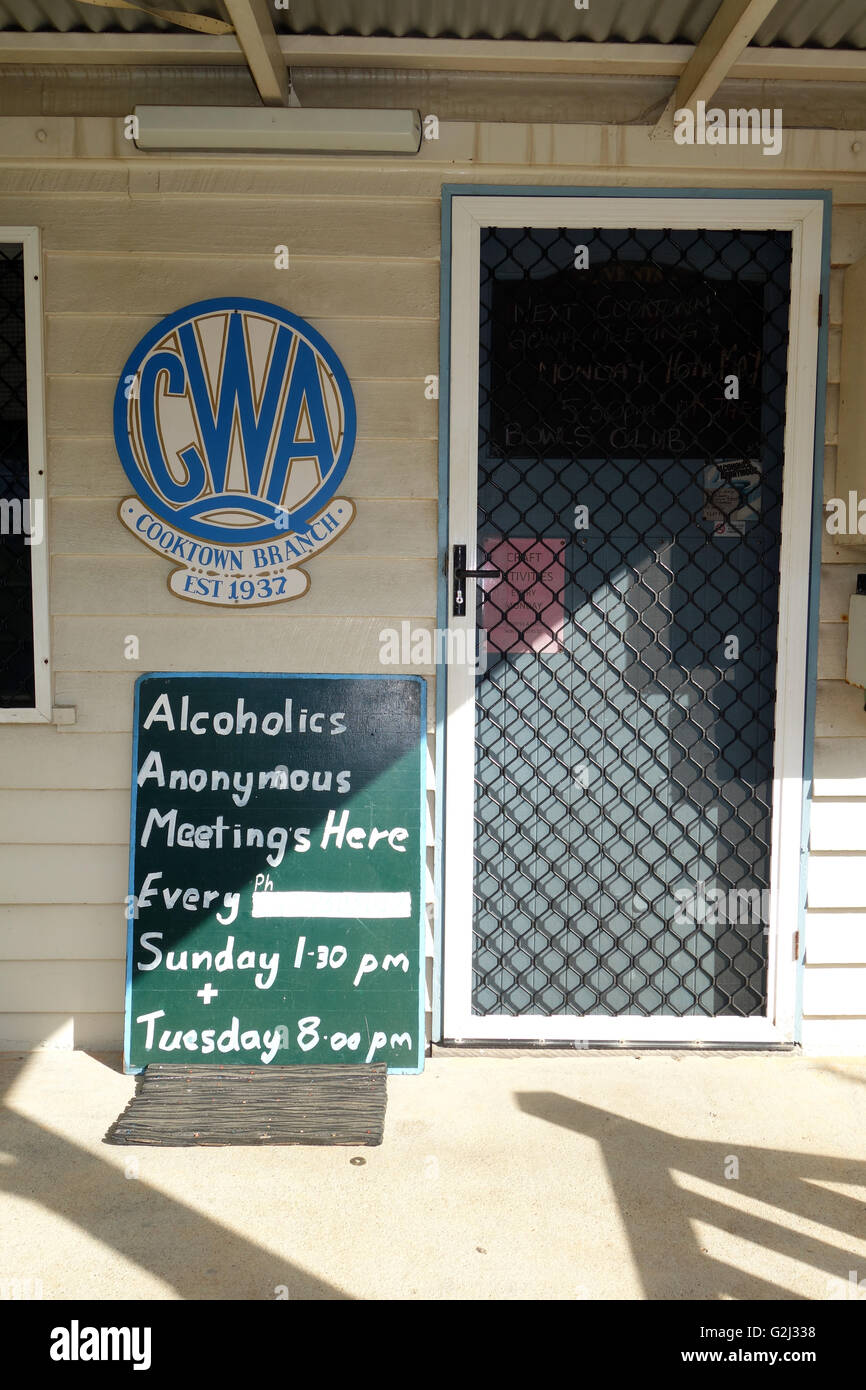 Segno per Alcolisti Anonimi riunioni al di fuori del paese di Queensland Associazione Femminile hall, Cooktown, Queensland, Australia. Foto Stock