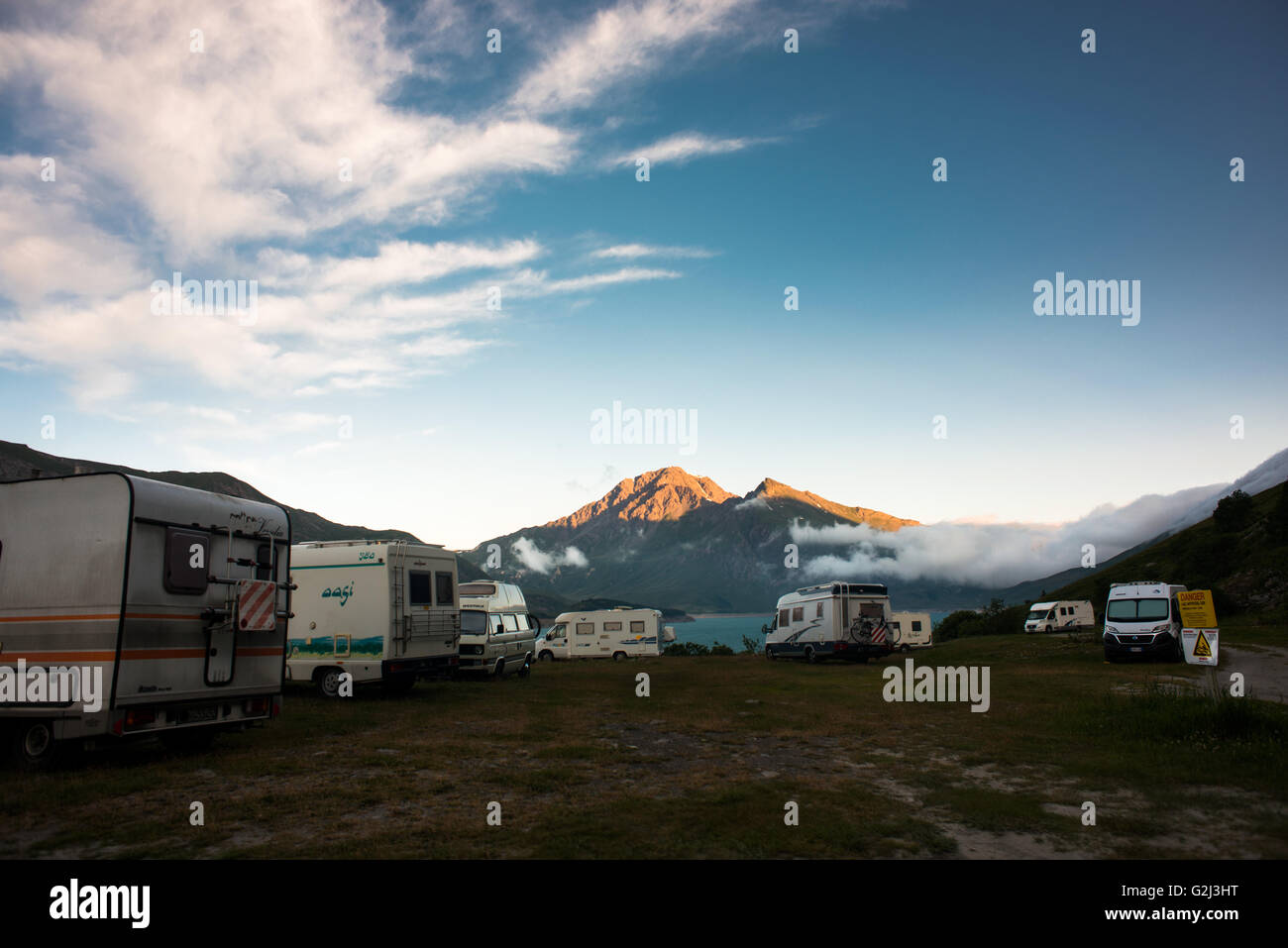 Camper in campeggio nelle montagne di Sunrise, Lac du Mont Cenis, Val Cenis Vanoise, Francia Foto Stock