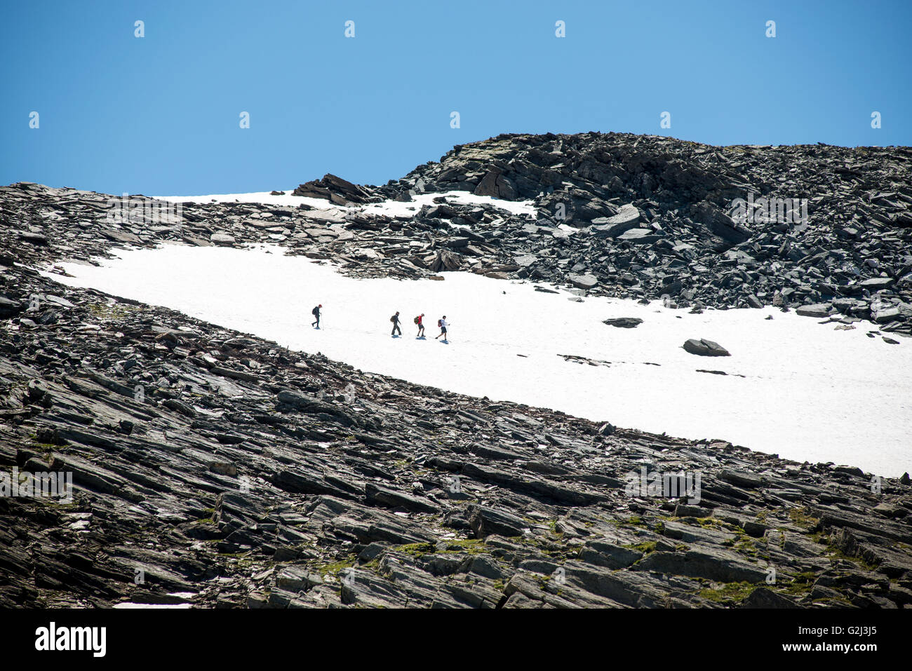 Gli escursionisti attraversa il terreno innevato in montagna, Pointe Droset, Val Cenis Vanoise, Francia Foto Stock