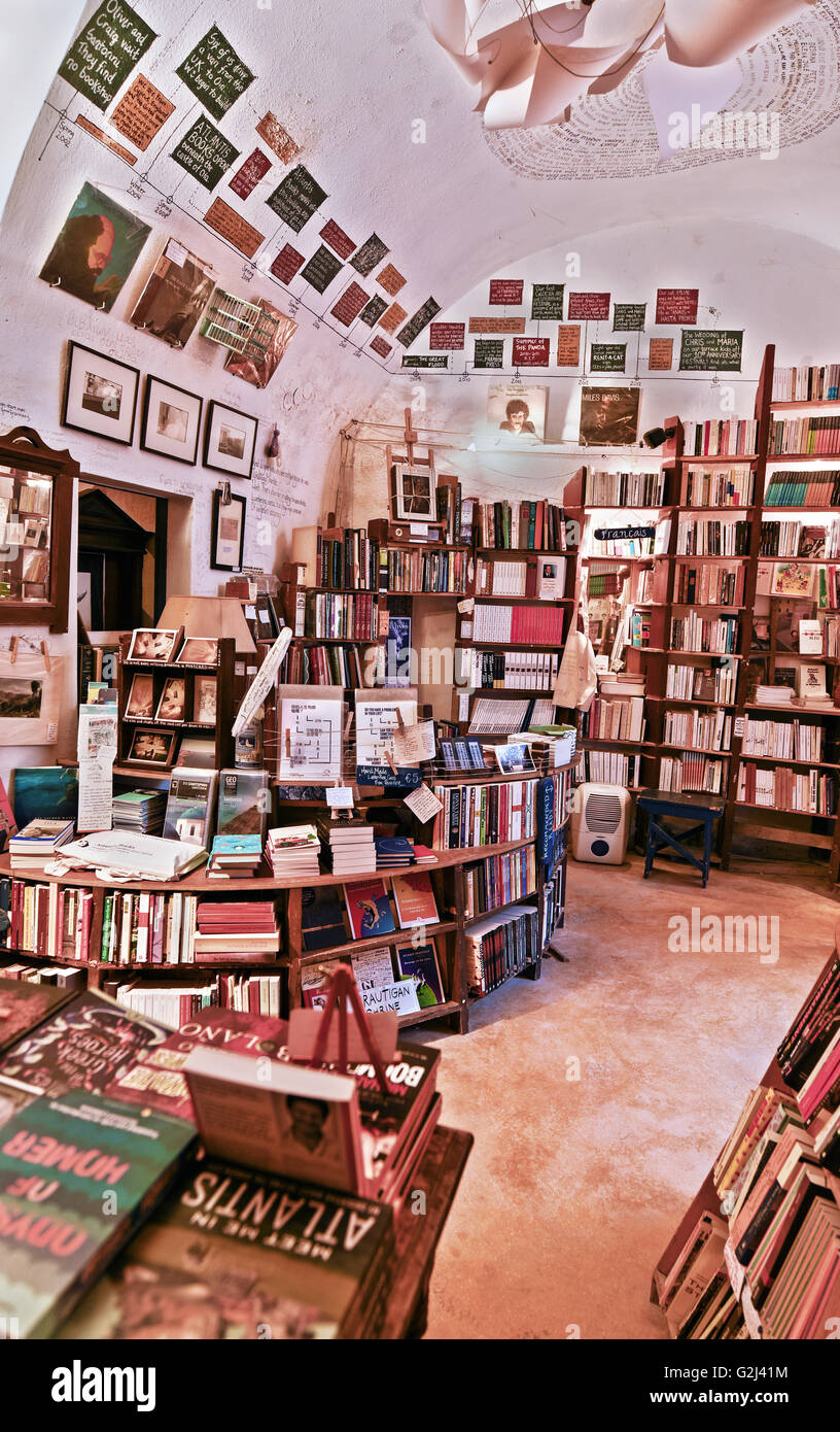 Il bookstore 'ATLANTIS' uno dei migliori nel suo genere secondo la custode, nel villaggio di Oia, isola di Santorini, Cicladi Grecia Foto Stock