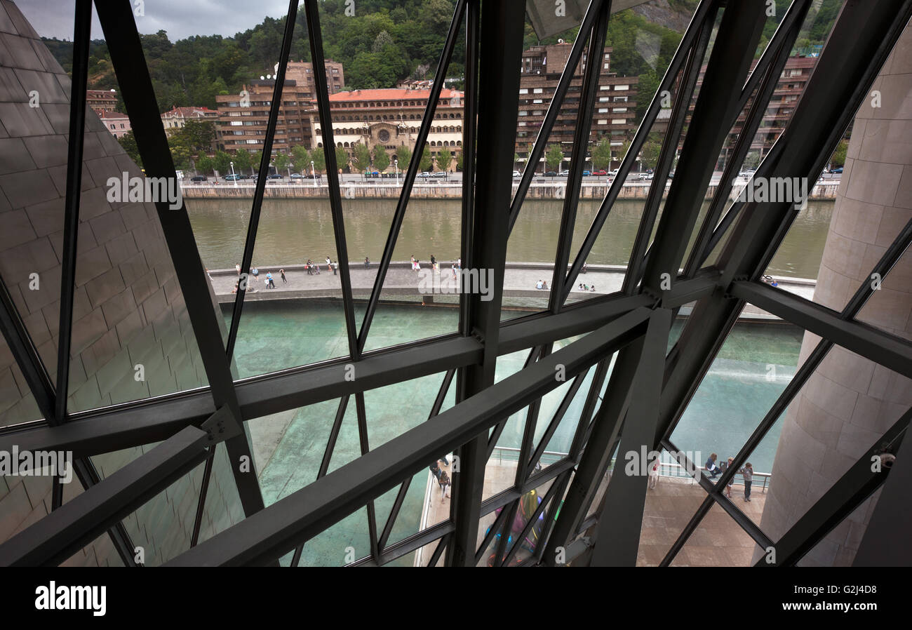 Vista del fiume dalla all'interno del Museo Guggenheim, Bilbao, Spagna Foto Stock