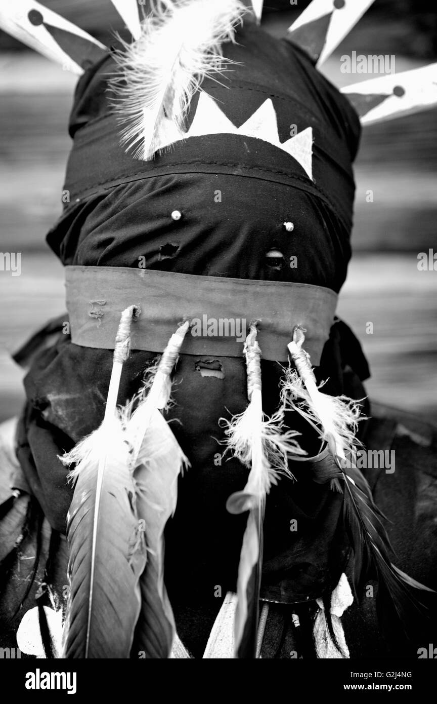Native American indossando maschera cerimoniale, Ritratto Foto Stock