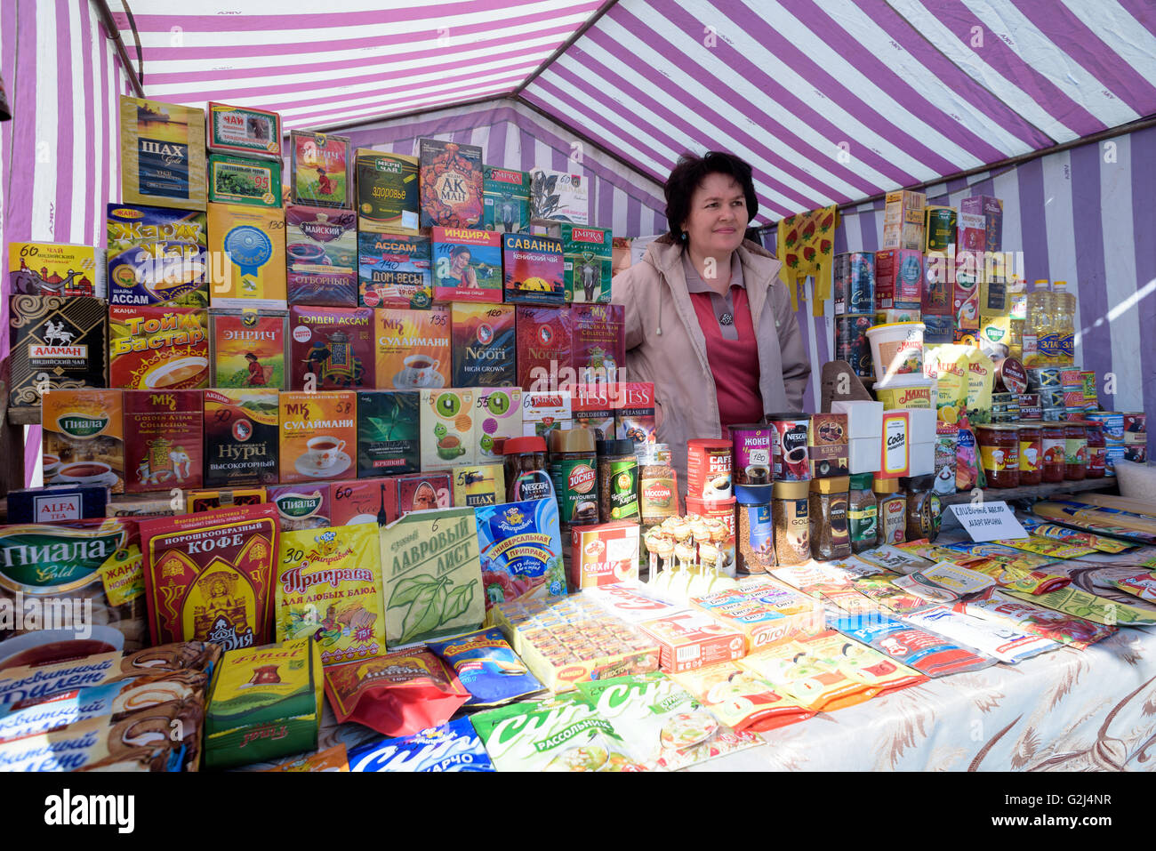 Tradizionale russo di stallo di mercato che offrono prodotti di uso domestico e di elementi per un prezzo più conveniente rispetto ai principali negozi Foto Stock